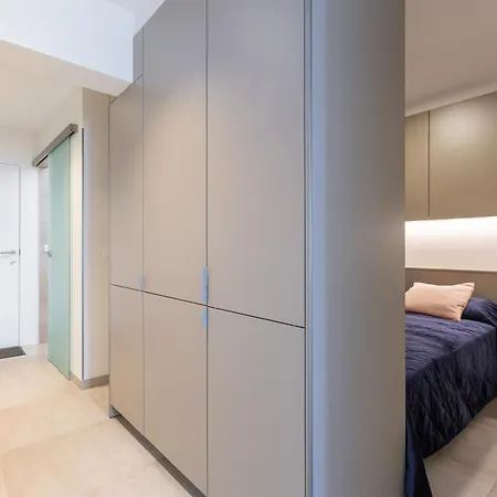 Daire Lecomte - Beachfront Seaview 196 *