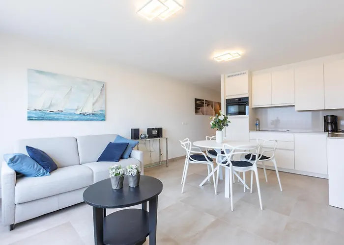 Lecomte - Beachfront Seaview 196 * Ostend